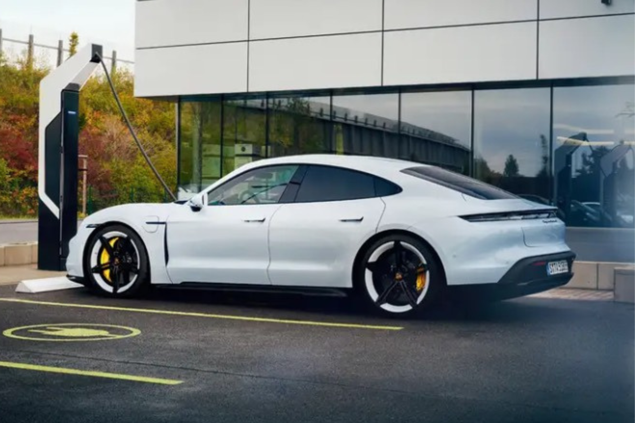 Proč se vyplatí dovoz hybridů a elektromobilů ze zahraničí?